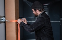Kit rail et anneau d'arrimage pour sécuriser le contenu