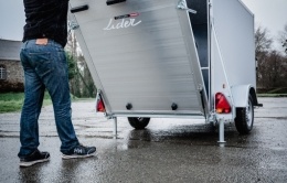 Ouverture de porte assistée par des vérins